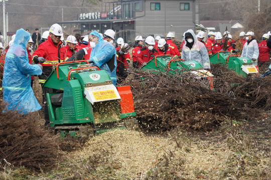 산림청은 산불 요인 사전 차단을 위해 '찾아가는 영농부산물 파쇄 서비스'를 추진하고 있다.  산림청 제공
